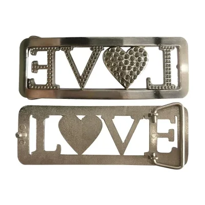 Металлическая табличка на пряжке ремня